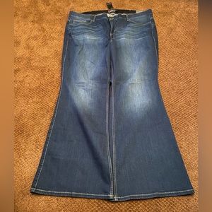 Torrid Bombshell Flare 28R High Waist Stretch/Compression Jeans!! NWT!!